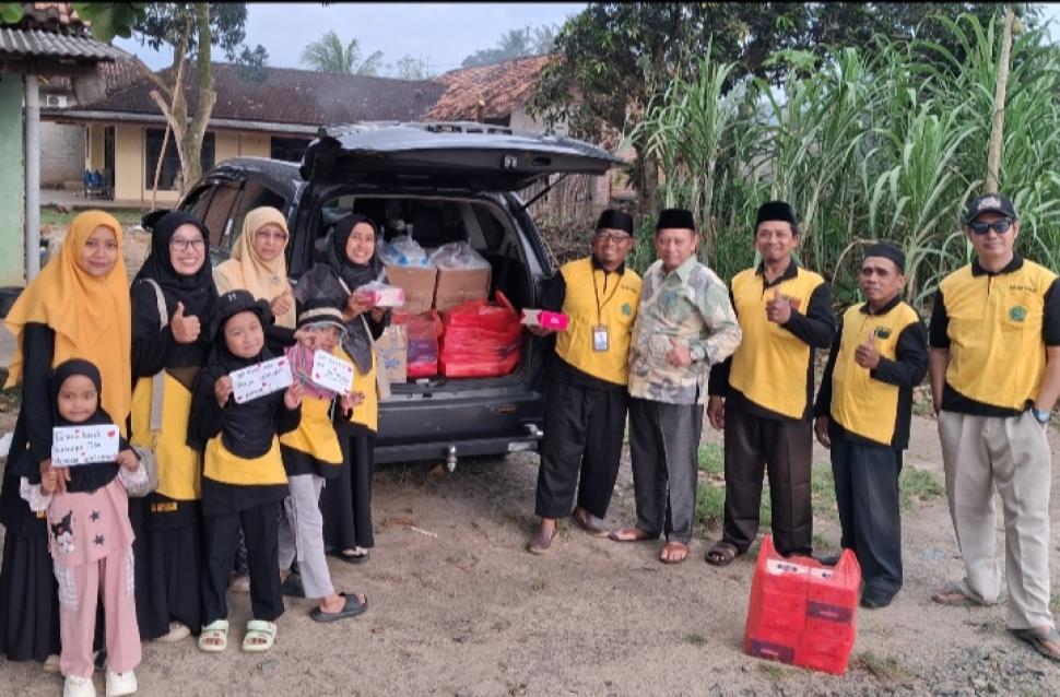 Kick Off Ramadhan, KUA Way Bungur Bagikan Takjil Kepada Masyarakat