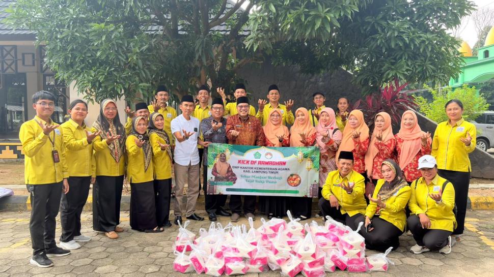DWP Kemenag Lampung Timur Tebar Kepedulian Melalui Aksi Ramadhan Berbagi Takjil di Sukadana