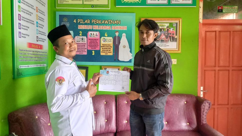 Wujudkan Pelayanan Prima, KUA Serahkan Kado Nikah Terpana