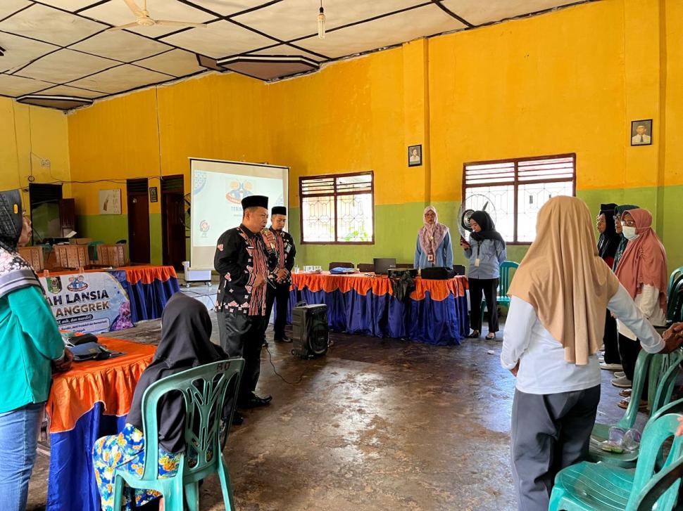Penyuluh Agama Batanghari Nuban Berikan Pembinaan dalam Kegiatan Sekolah Lansia