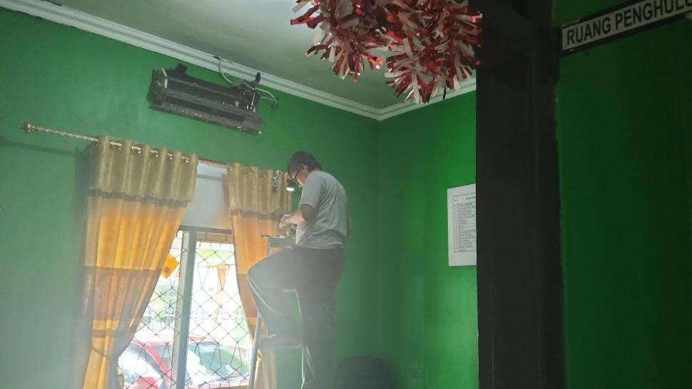 KUA Sekampung Udik Lakukan Perawatan Rutin AC Ruang Penghulu