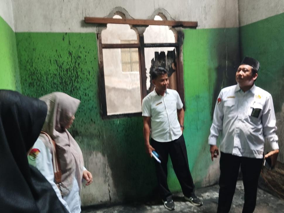 MIN 4 Lampung Timur Tunjukkan Kepedulian : Kepala Madrasah dan Dewan Guru Kunjungi Rumah Siswa Korban Kebakaran