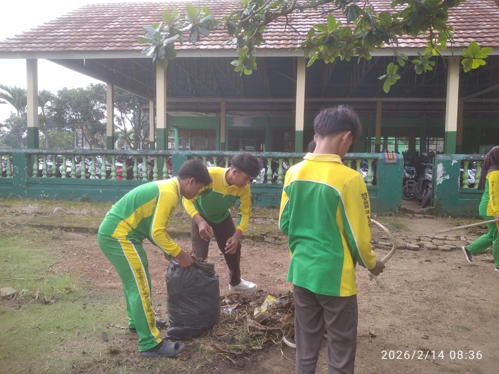 Siswa-Siswi MTs Negeri 2 Lampung Timur Gelar Aksi Bersih Lingkungan Sambut Bulan Suci Ramadhan