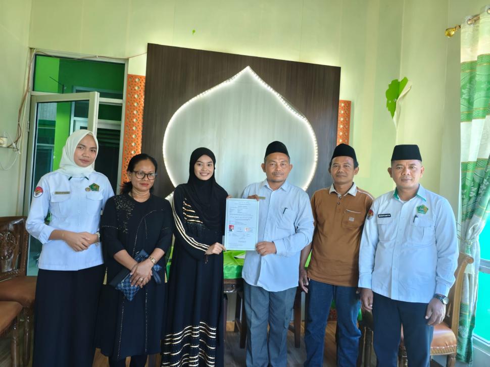 Didampingi Ibunda, Seorang Wanita Mantap Ucapkan Dua Kalimat Syahadat di KUA Sukadana