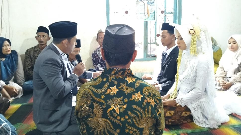 Penghulu KUA Sekampung Udik Pimpin Akad Nikah di Desa Brawijaya