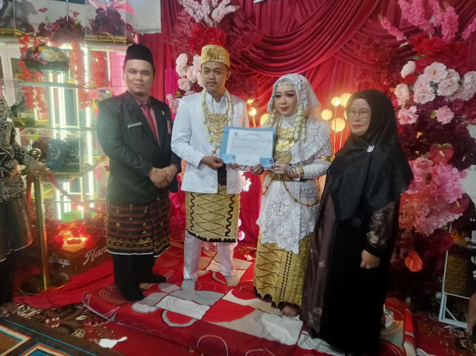 Kado Nikah Terpana, Pengantin di Jabung Langsung Terima KK dan KTP