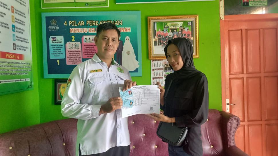 KUA Way Bungur Wujudkan Layanan Prima Melalui Penyerahan Kado Nikah Terpana