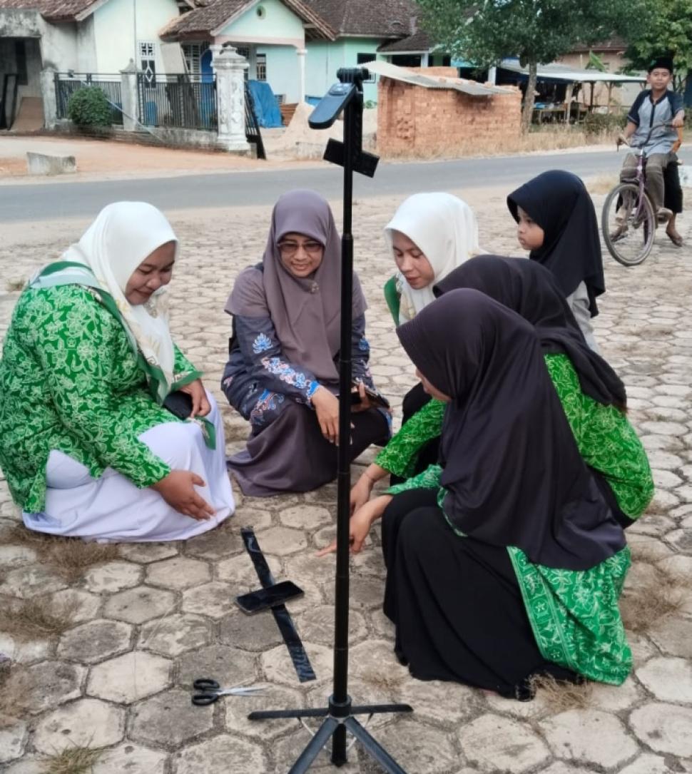 PAC Fatayat NU Didampingi Penyuluh Agama Laksanakan Rashdul Kiblat di Musholla Al Hidayah