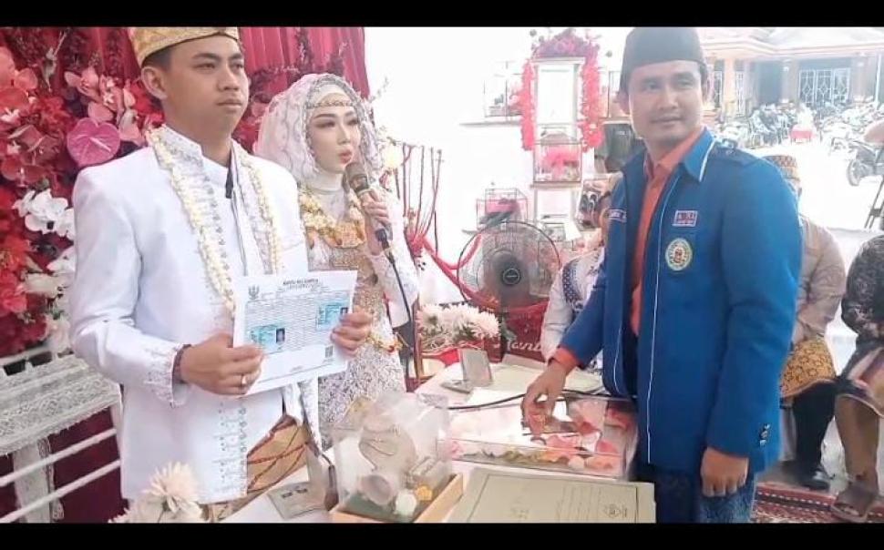 Inovasi Kado Nikah Terpana: Joni dan Fitri Langsung Terima KK-KTP Status Kawin Usai Ijab Kabul di Jabung