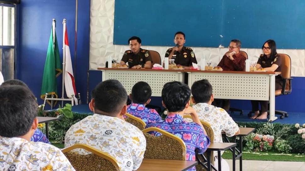Membangun Kesadaran Hukum Sejak Dini, Kejari Lampung Timur Bekali Siswa MAN IC Tangkal Hoaks di Era Digital