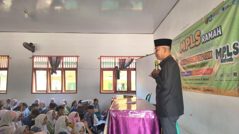 Tegaskan Pentingnya Menjaga Pergaulan, Kepala KUA Sekampung Udik Bimbing Peserta MPLS SMAN 1 Sekampung Udik