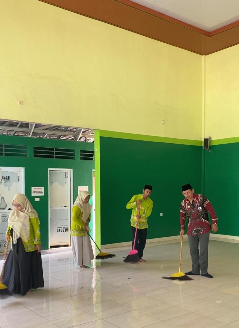 KUA Mataram Baru Gelar GEBER Rumah Ibadah di Masjid At-Tauhid, Wujudkan Masjid Bersih dan Asri