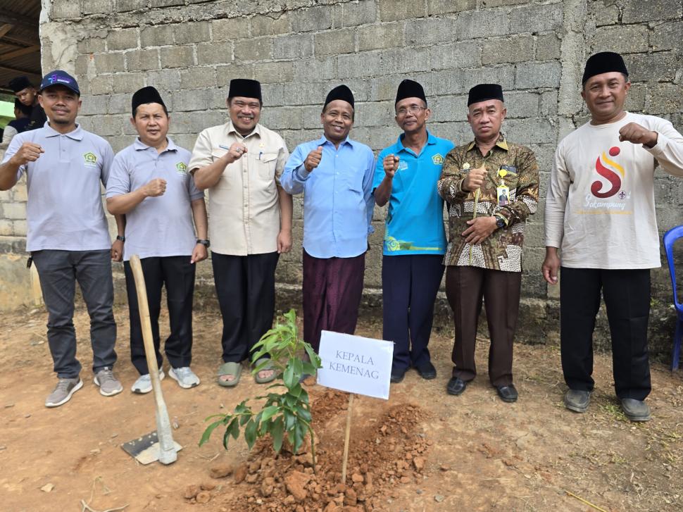 Peaceful Muharam 1448 H, Kemenag Lampung Timur Wujudkan Ekoteologi Lewat Aksi Bersih Pontren dan Penanaman Pohon