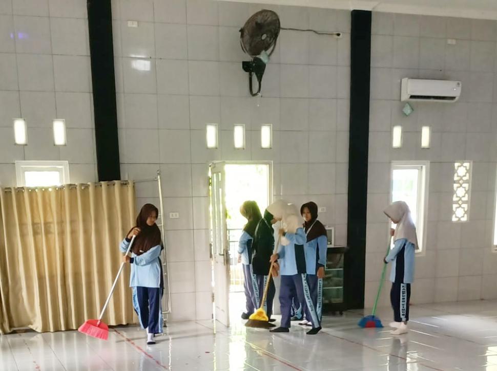Peaceful Muharam, Bersih Madrasahku! Intip Keseruan Aksi GEBER di MTsN 1 Lampung Timur