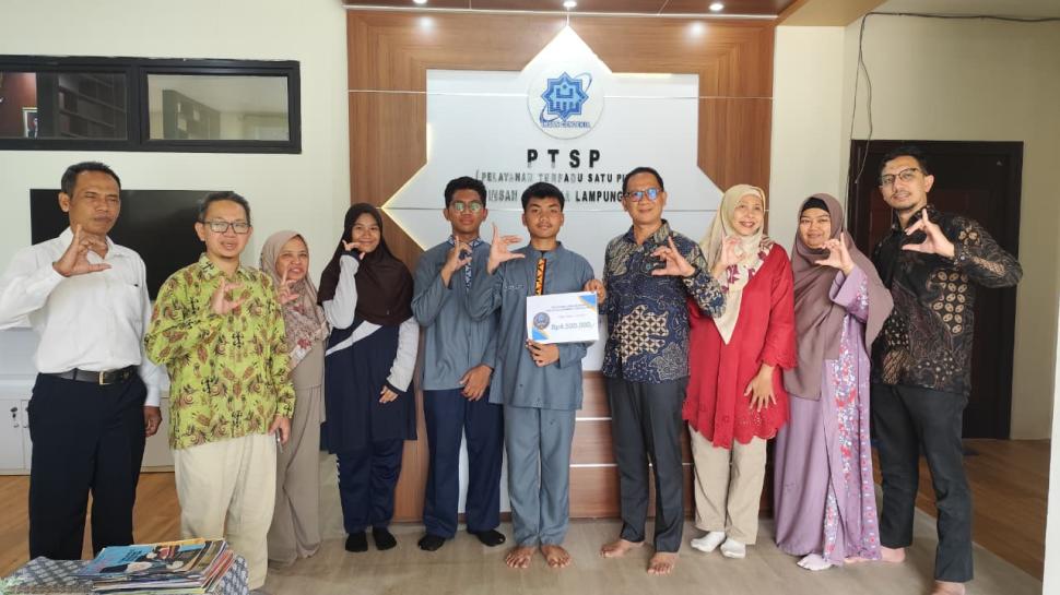Paguyuban Wali Murid MAN IC Lampung Timur Angkatan 8 Salurkan Bantuan Rp4,5 Juta untuk Kesuksesan Begawi Fest