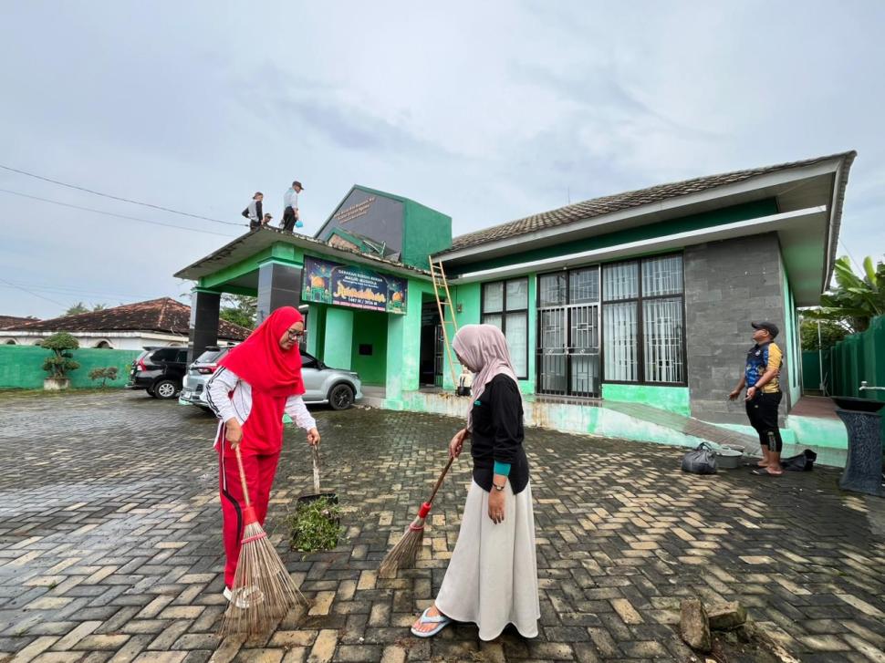 Jaga Kenyamanan Layanan, KUA Metro Kibang Gelar Aksi Bersih dan Perbaikan