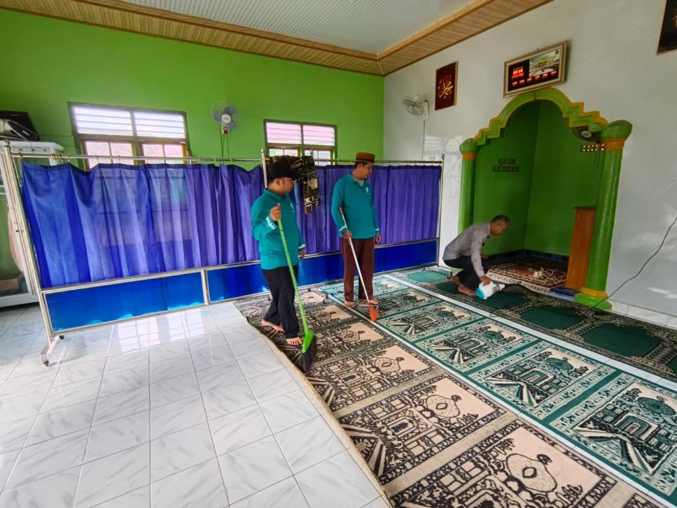 Wujud Peduli Lingkungan, Keluarga Besar KUA Sekampung Udik Gelar Aksi 
