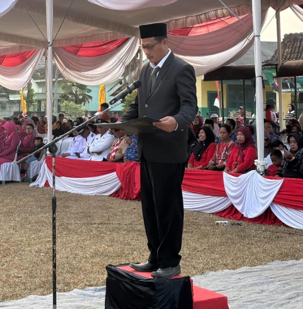 Penyuluh Agama Islam KUA Sekampung Pimpin Doa Upacara Penurunan Bendera HUT RI ke-81