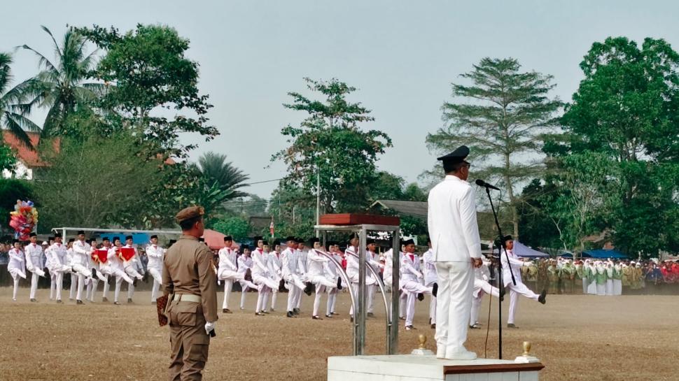 Kepala MI Muhammadiyah Taman Cari Mengikuti Upacara HUT RI Ke 81 Kec. Purbolinggo Gelorakan Semangat Kemerdekaan Untuk Indonesia Berdaulat, Adil dan Makmur