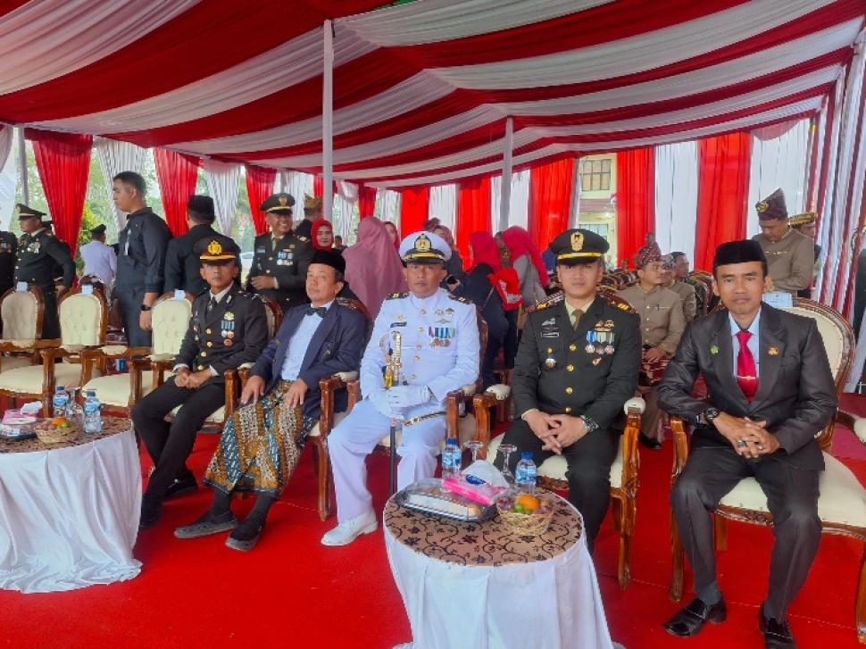 Kepala KUA Sukadana Mewakili Kepala Kemenag Lampung Timur Hadiri Upacara Penurunan Bendera