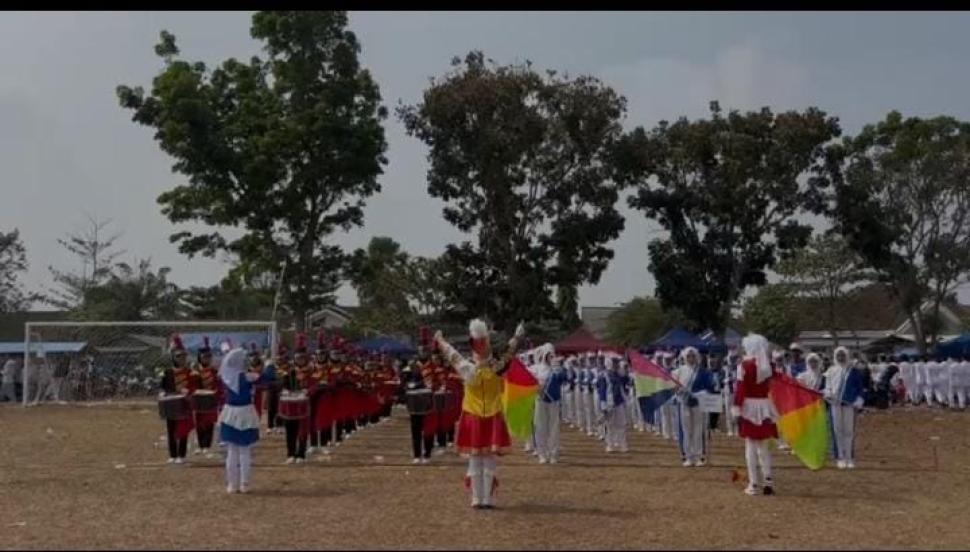 Gita Bayanaka Dirgantara MTs N 2 Lampung Timur Semarakkan Upacara HUT Ke-81 RI di Raman Utara