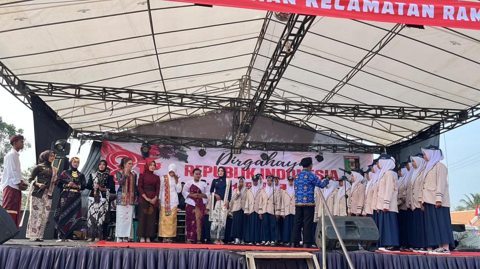 Harmoni ASKARA CHOIR MTsN 2 Lampung Timur Mengiringi Upacara Penurunan Bendera HUT Ke-81 RI di Raman Utara