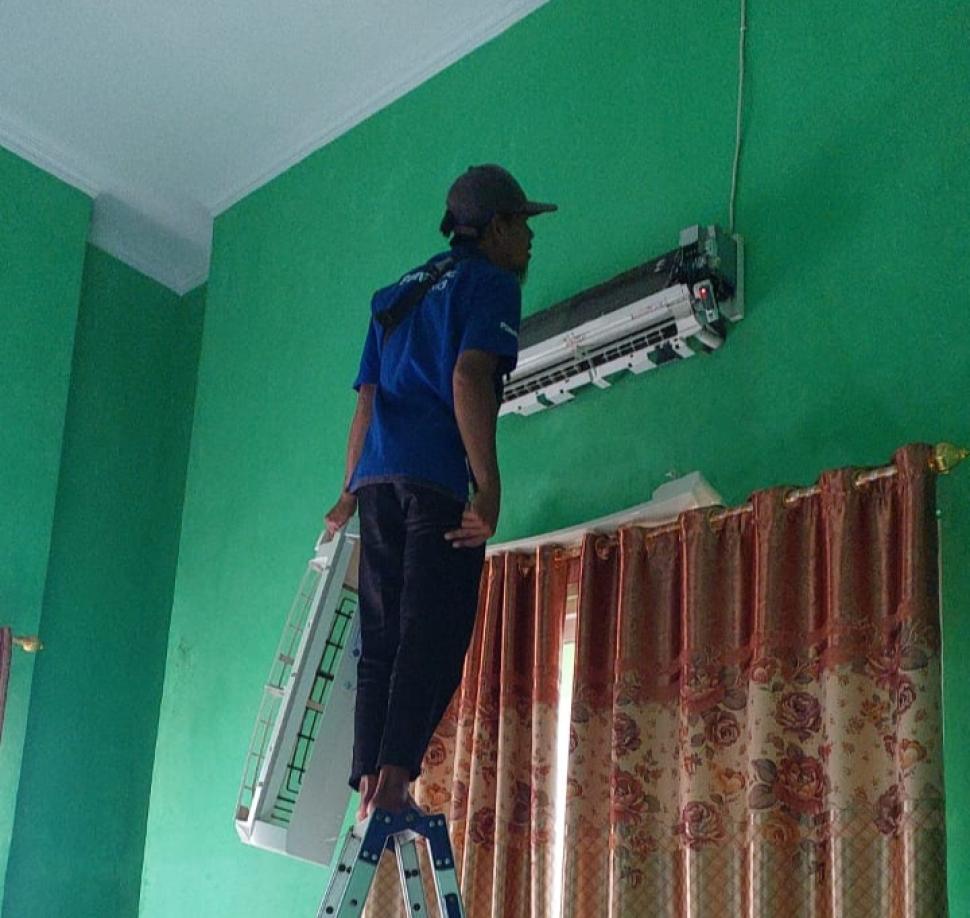 KUA Raman Utara Lakukan Perawatan Berkala AC Ruang Kerja