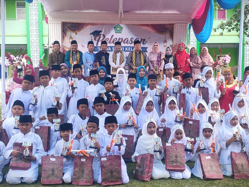 Pelepasan Siswa dan Wisuda Tahfidz MIN 2 Lampung Timur, Bekali Generasi Berilmu dan Berakhlak