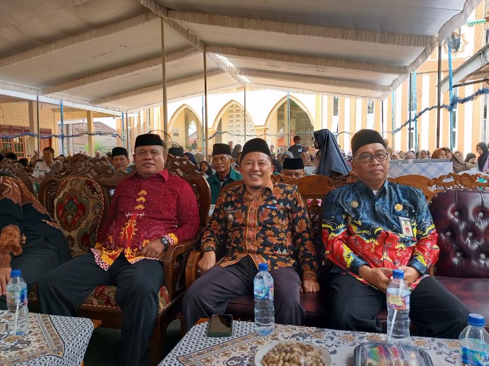 Kepala KUA Pasir Sakti Pimpin Doa Festival Anak Saleh dan Sunatan Massal