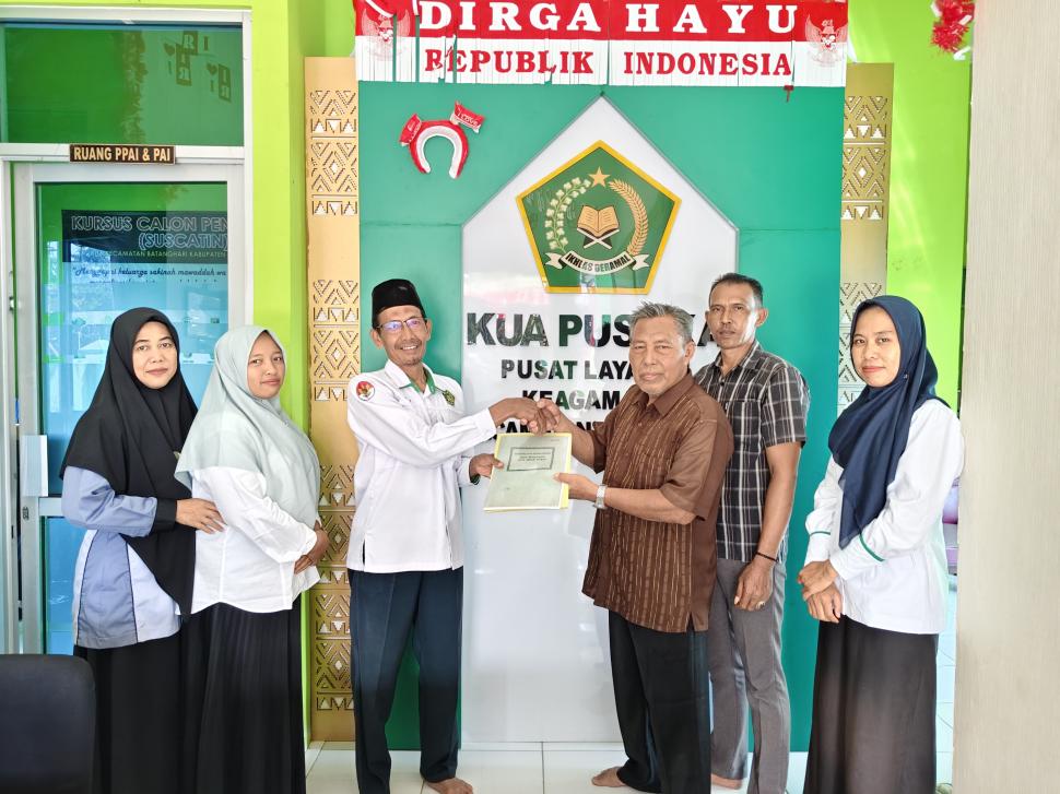 KUA Batanghari Serahkan E-AIW Tanah Wakaf untuk TPQ Al Ikhlas