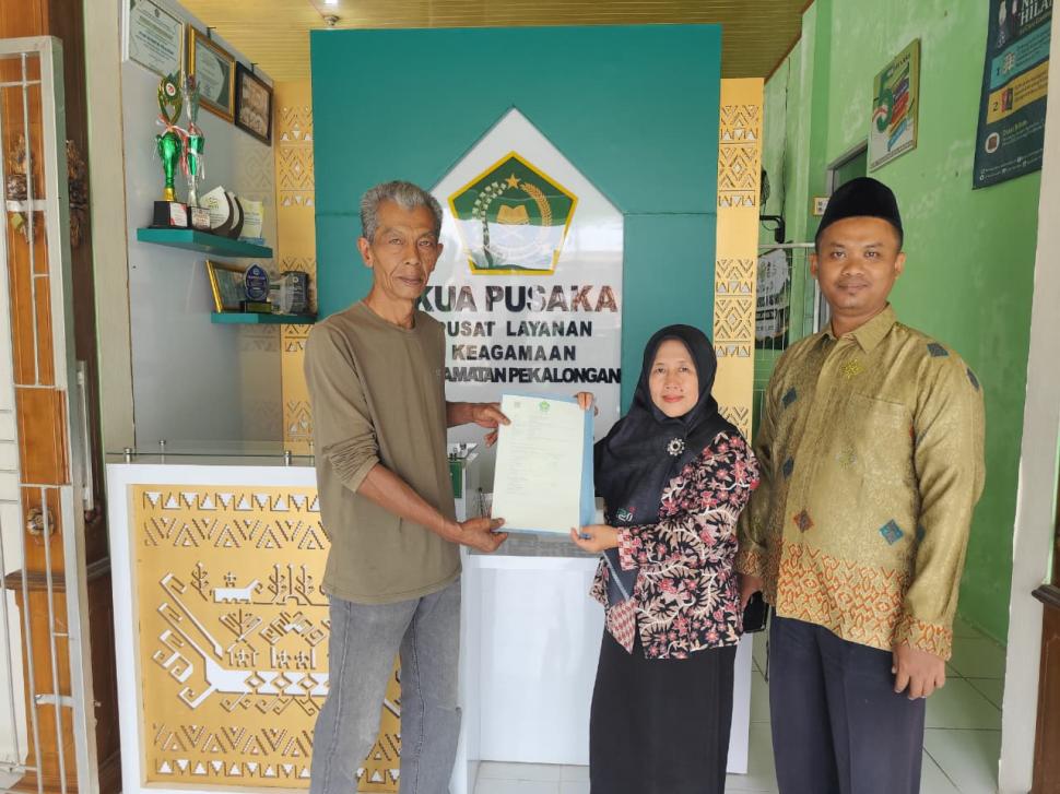 Wujudkan Tertib Administrasi Wakaf, ASN KUA Pekalongan Serahkan AIW Masjid Al-Ikhlas