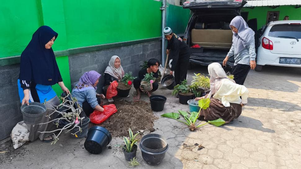Perkuat Ekoteologi, Melalui Gerakan Penghijauan di Lingkungan Kantor KUA Pekalongan