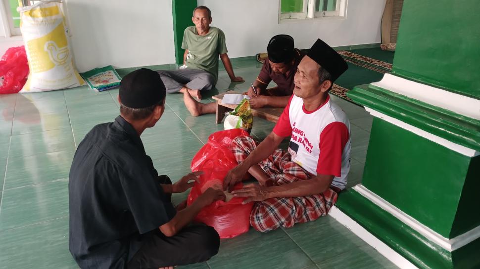 Gerak Nyata di Lapangan! Zakat Fitrah Mushola Asyafaah Margototo Berjalan Tertib