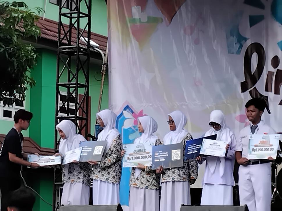 Gemilang di Serpong, Dua Tim Bahasa MAN IC Lampung Timur Sabet Juara Lomba Penulisan Esai Sonic Linguistic 2026