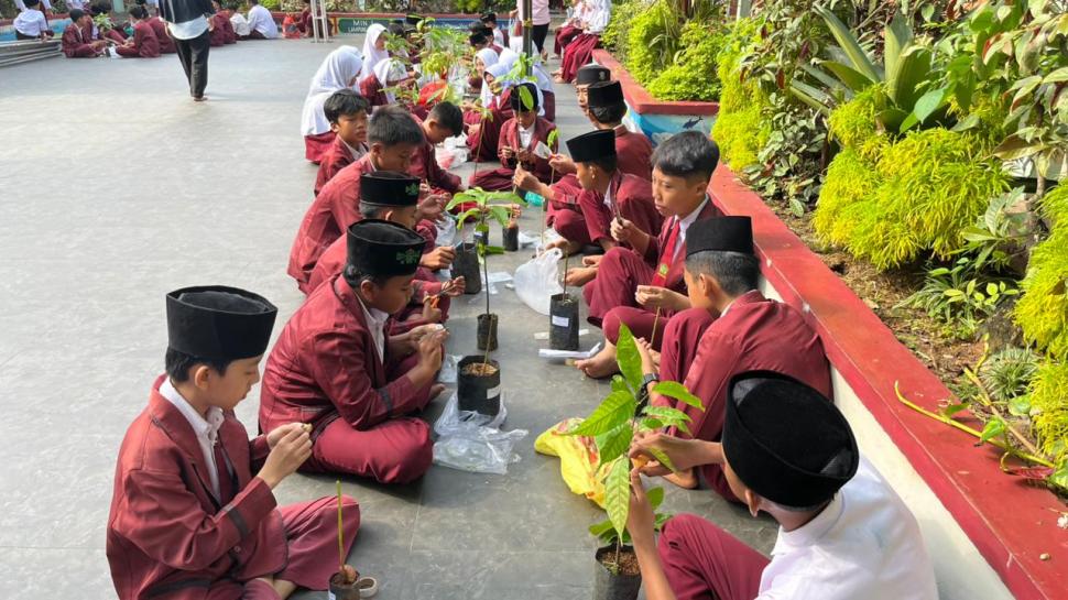 Ujian Praktik Okulasi dan Sambung Pucuk, Siswa Kelas 6 Tunjukkan Keterampilan Bertani
