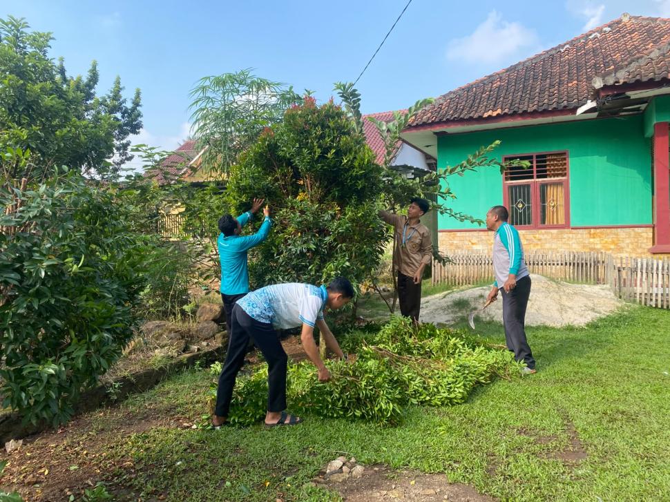 Melalui Jum'at Bersih, KUA Mataram Baru Ciptakan Lingkungan Asri dan Sehat