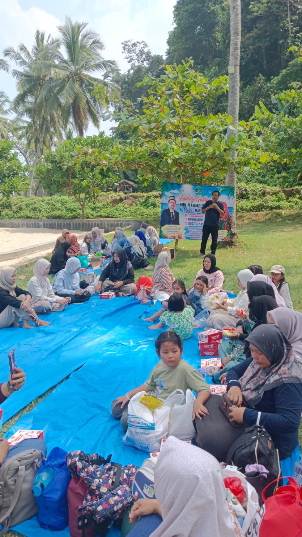 MIN 4 Lampung Timur Gelar Family Gathering dan Pelepasan Purnabakti di Pantai Marina