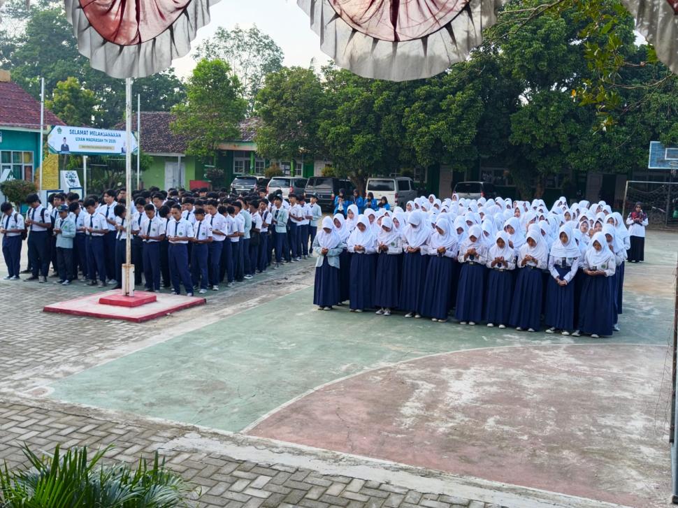 Awali Ujian Madrasah MTsN 1 Lampung Timur dengan Apel Pembukaan, Kepala Madrasah Tekankan Integritas.