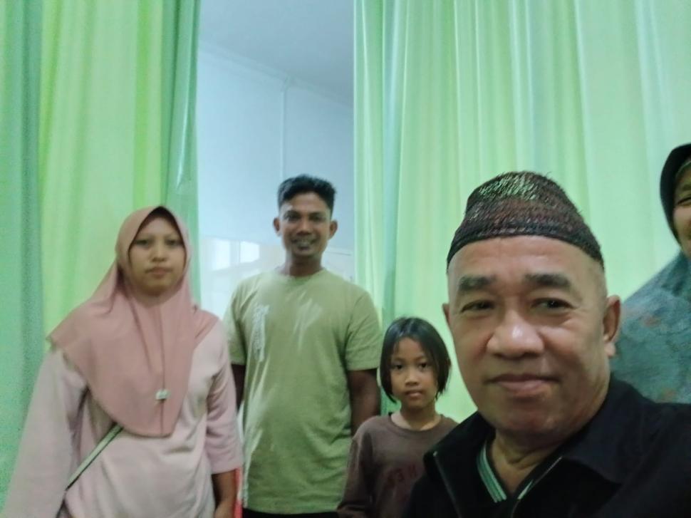 Kepala KUA Sekampung Jenguk Orang Tua Pegawai yang Sakit