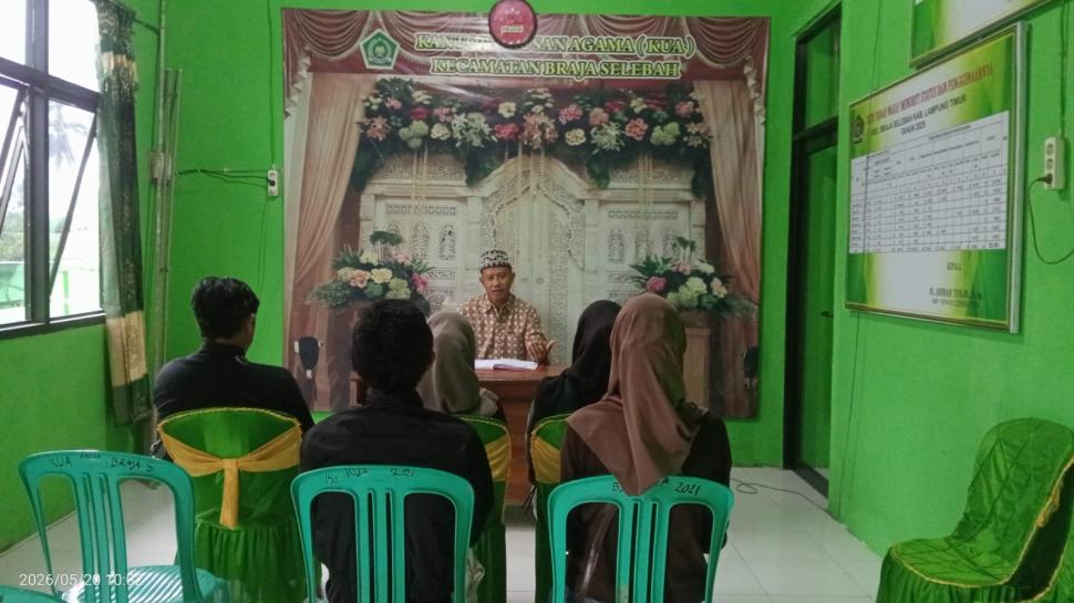 H. Ahmad Tolib Memberikan Bimbingan Perkawinan di KUA Braja Selebah