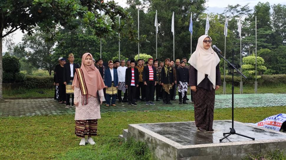 Menghidupkan Api Kartini di Bawah Langit April: Simbol Ketangguhan Perempuan MAN IC Lampung Timur