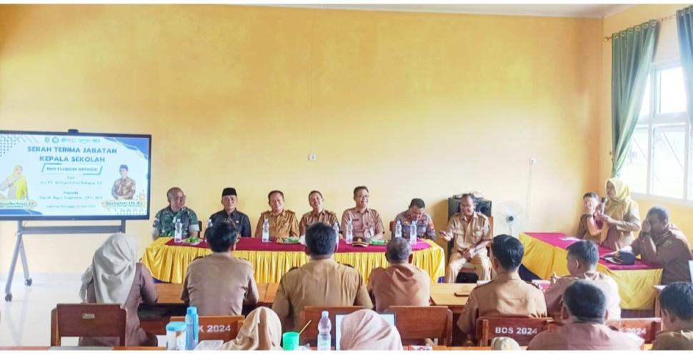 KUA Labuhan Maringgai Dukung Dunia Pendidikan, Penghulu Hadiri Sertijab Kepala SMKN 1