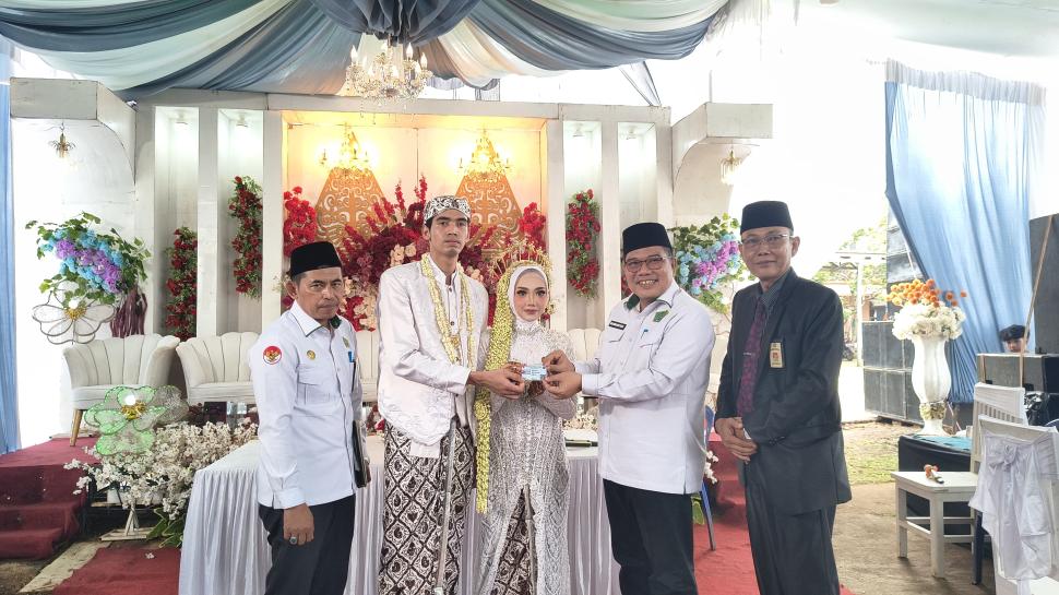 KUA Sekampung Udik Serahkan KTP KK Pasca Nikah
