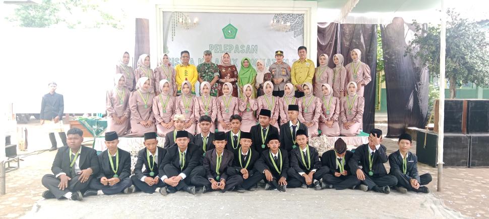 Suasana Haru Warnai Perpisahan Kelas IX MTs Ma'arif 6 Taman Negeri