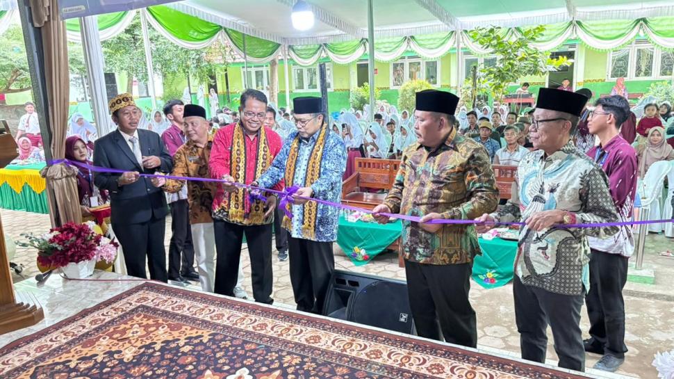Potong Pita Peresmian Panggung Kreasi di min 4  lantim