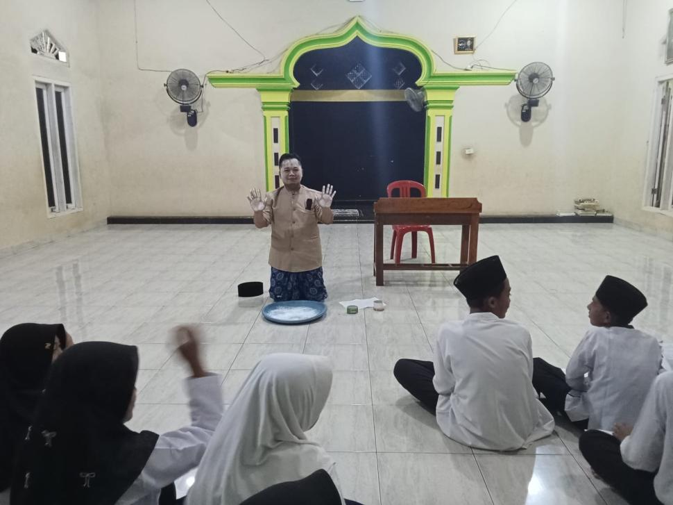 Perkuat Fikih Praktis Santri, KUA Sekampung Udik Gelar Pelatihan Tayamum di MDT Darussalam Brawijaya