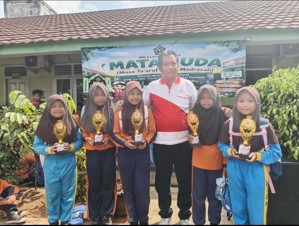 Semarak Kemerdekaan, MIN 4 Lampung Timur Bagikan Hadiah kepada Para Juara