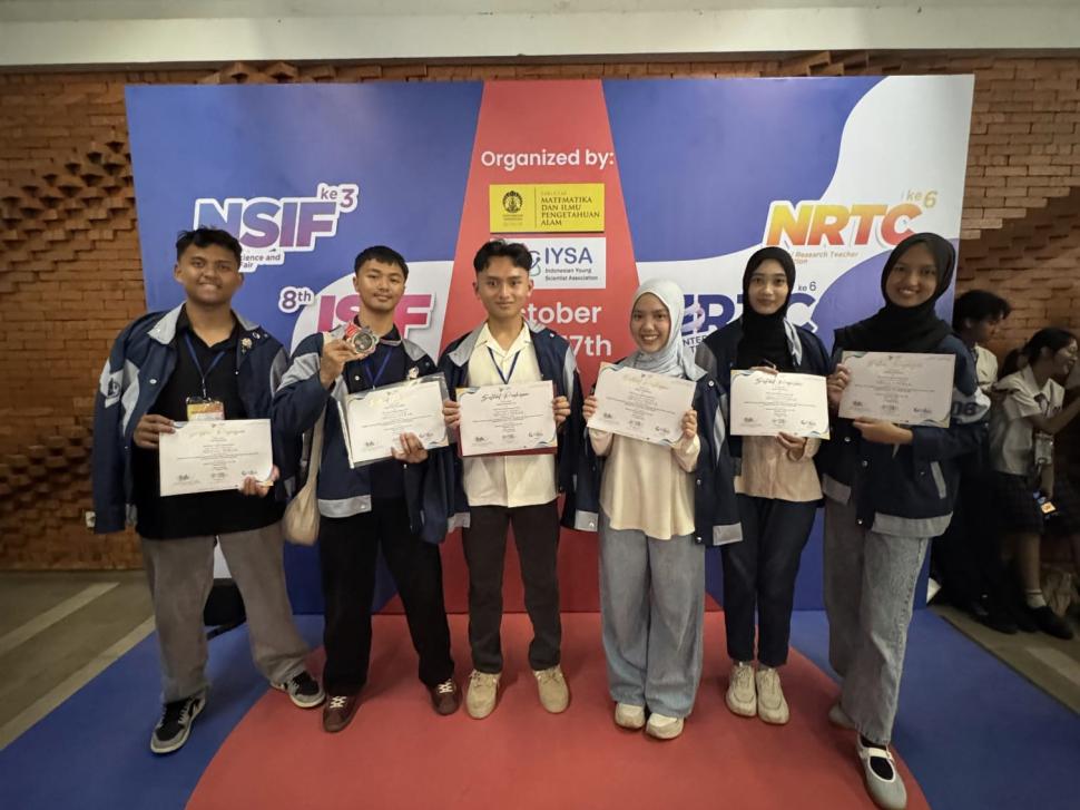 Inovasi Filtrasi Mikroplastik, Tim Riset MAN IC Lampung Timur Raih Medali Perak NSIF 2026 di Universitas Indonesia