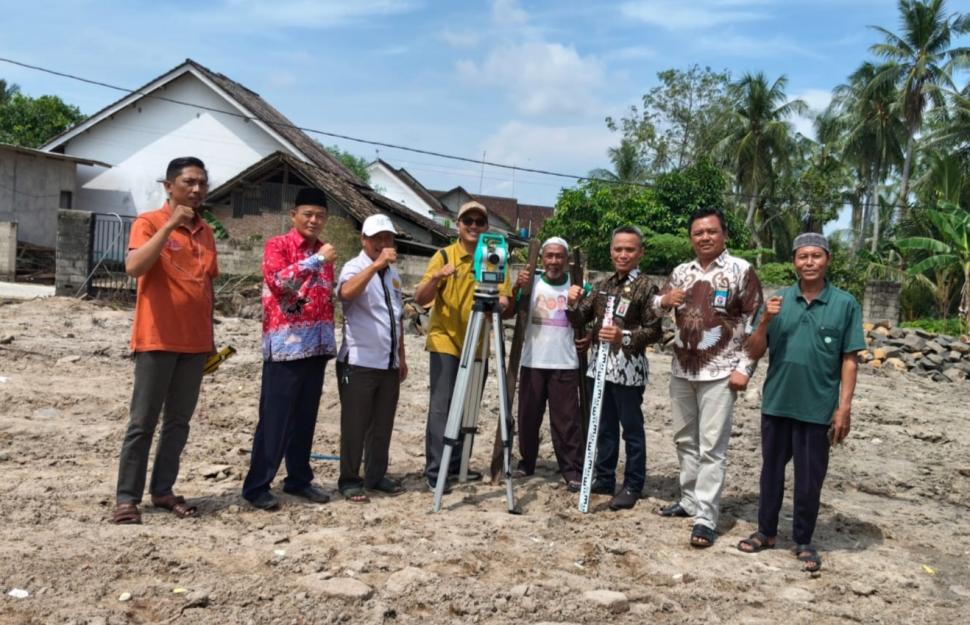 Pengukuran Arah Kiblat Masjid Jami’atul Muttaqin, Bimas Islam Kemenag Lampung Timur Bersama KUA Labuhan Maringgai Turun Langsung