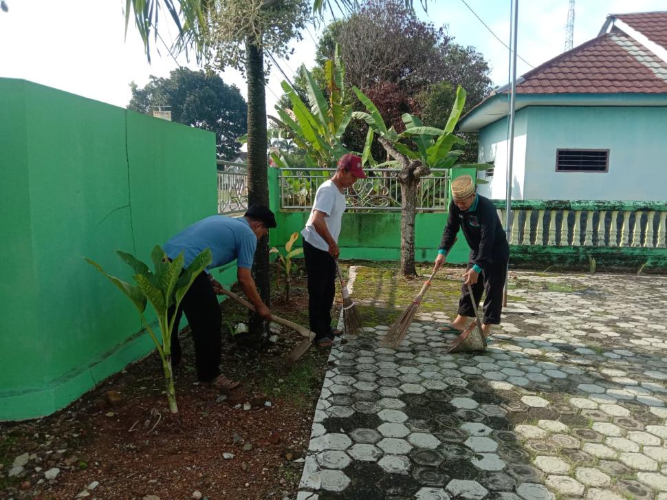 KUA Raman Utara Gelar Giat Gemah Asri Bersama